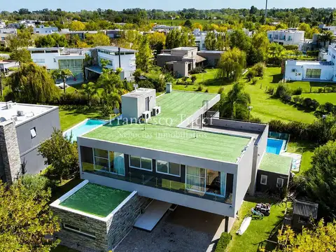 Casa en Venta con 4 cocheras