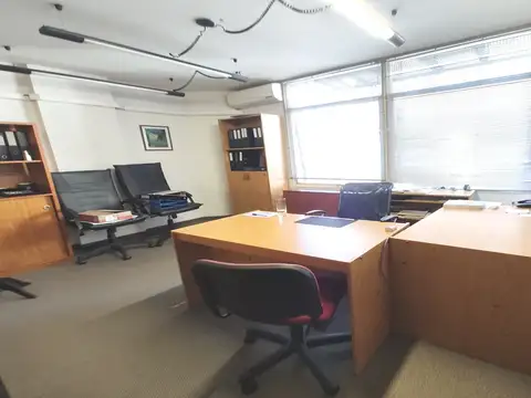 Oficina 7 ambientes con 5 baños