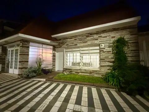 Casa de 3 ambientes con parque y piscina
