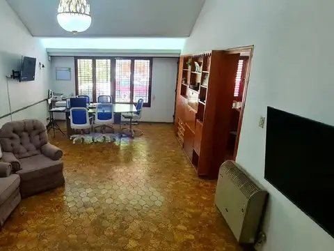 Casa 8 ambientes con 3 baños