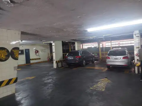 Montevideo 1556 y Vicente Lopez. Cochera doble