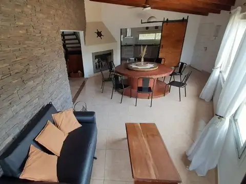 Casa 8 ambientes con 2 baños