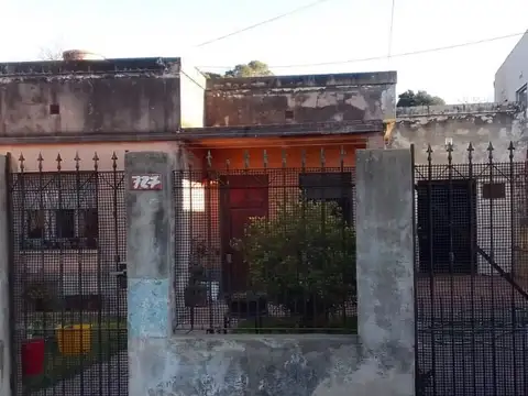 CASA EN VENTA CALLE ALSINA Y PASCUAL SIMONE