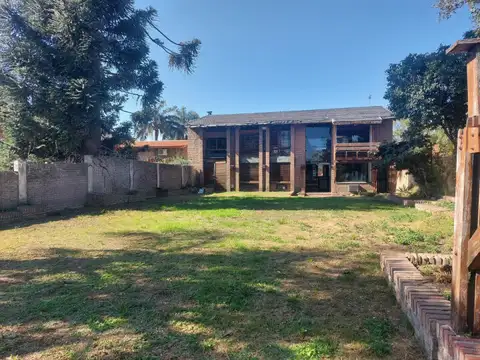 Casa en Alquiler con 3 cocheras