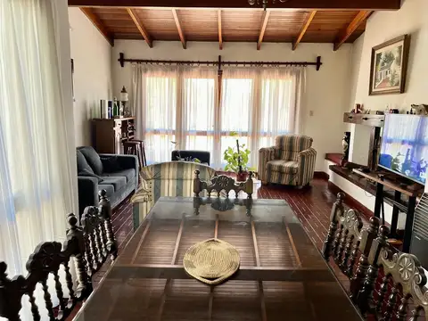 Venta Casa - Roque Perez 4 habitaciones, jardín, quincho, pleno centro