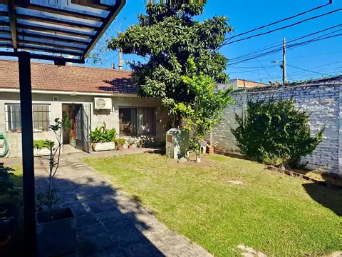 CASA 3 AMBIENTES VENTA GARAJE Y AMPLIO PARQUE