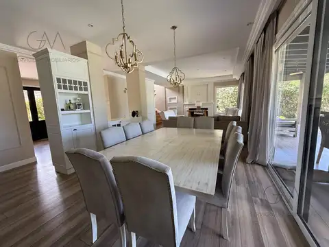 Casa en Venta con 2 cocheras