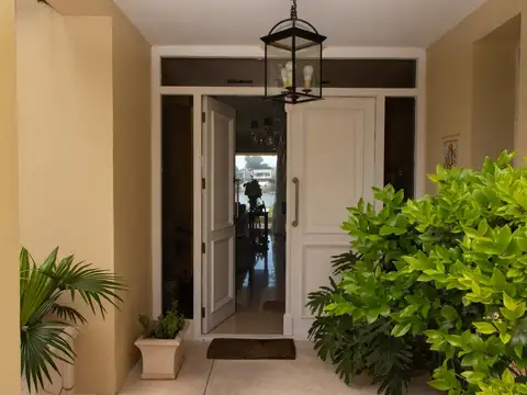 Casa en Venta con 6 cocheras