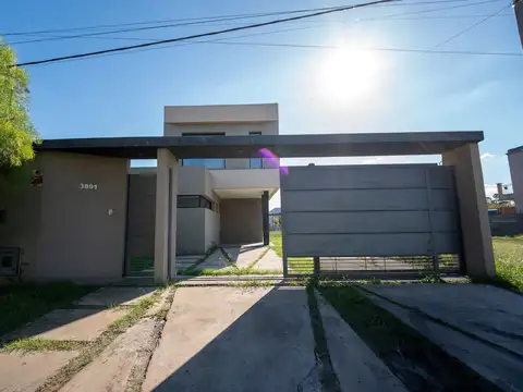 Casa en Alquiler con 2 cocheras