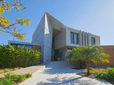 Exclusiva Casa en Venta El Golf Nordelta Al Agua