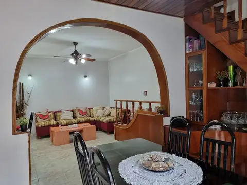 Depto Tipo Casa 5 ambientes con 2 baños