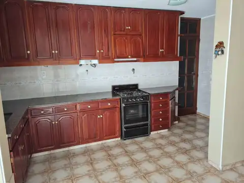 Casa 5 ambientes con 3 baños