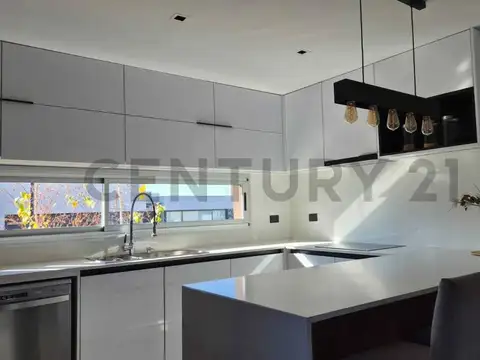 Casa en Venta con 3 cocheras