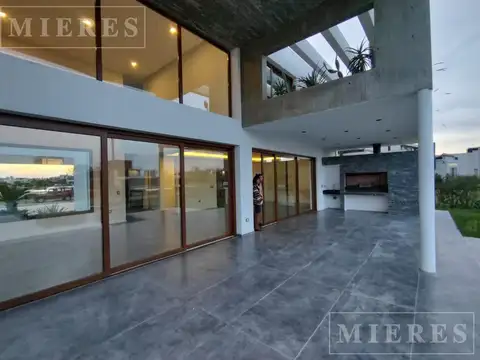 Casa en Alquiler con 2 cocheras