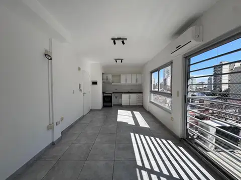 2 AMBIENTES CON BALCON AL FRENTE.