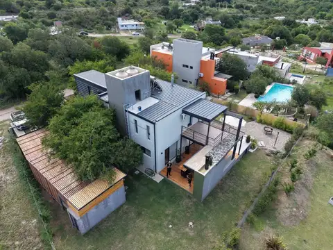 Casa 6 ambientes con 2 baños