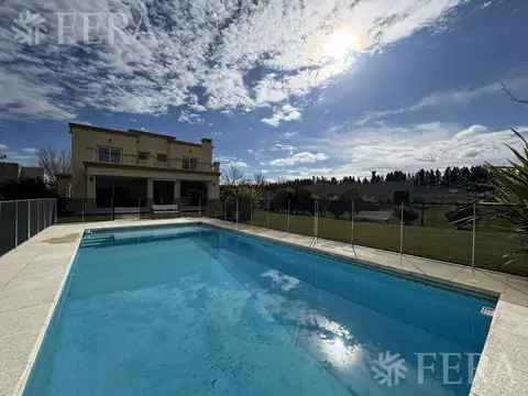 Venta Casa 5 ambientes con piscina en Haras del Sur II-La Plata
