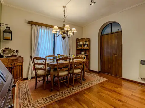 Casa 9 ambientes con 3 baños