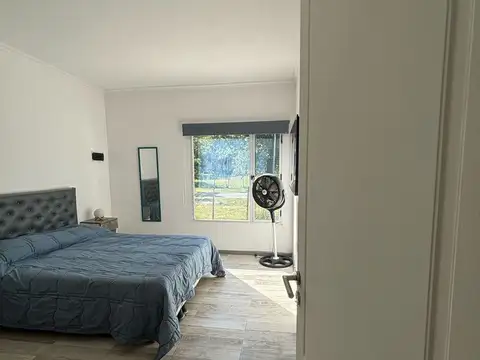 Casa en Alquiler con 3 cocheras