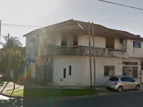 EXCELENTE CASA 6 AMBIENTES SOBRE ESQUINA  CON COCHERA