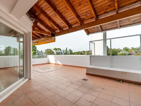 Casa en Alquiler con 1 cochera