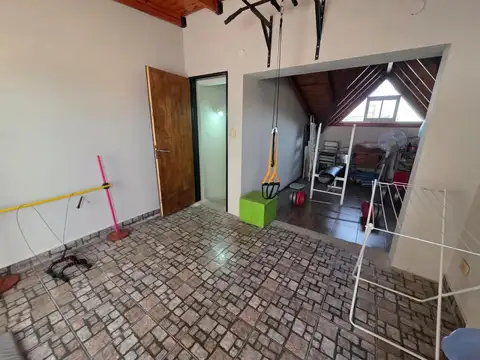 Casa 4 ambientes con 2 baños