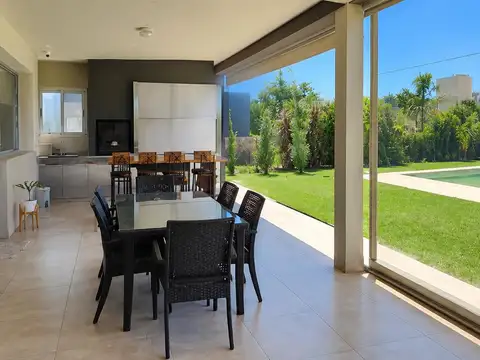 Casa en Alquiler en Puerto Roldan, USD 2.800