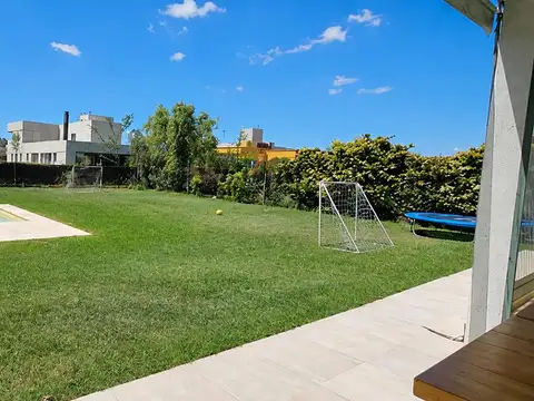 Casa en Alquiler con 4 cocheras
