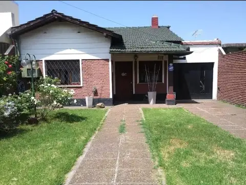 Casa en Venta 4 Ambientes con Jardin Parrilla Tres de Febrero