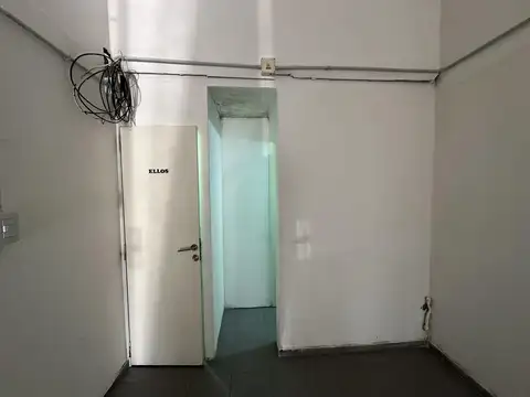 Local comercial sobre Av. San Martin. Frente vidriado