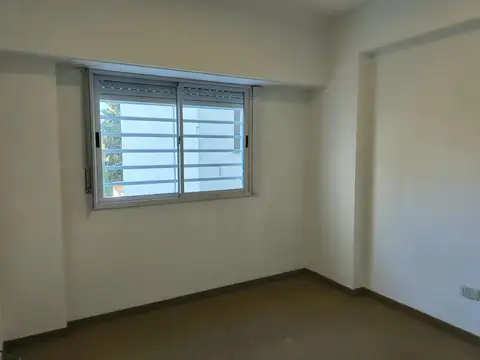 Alquiler departamento 3 ambientes con balcón en Wilde