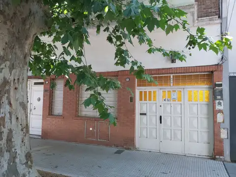 PH 4 AMBIENTES  ENTRADA INDEPENDIENTE, GARAGE, COC COMEDOR, 2 BAÑOS, PATIO CON PARRILLA Y TZA.