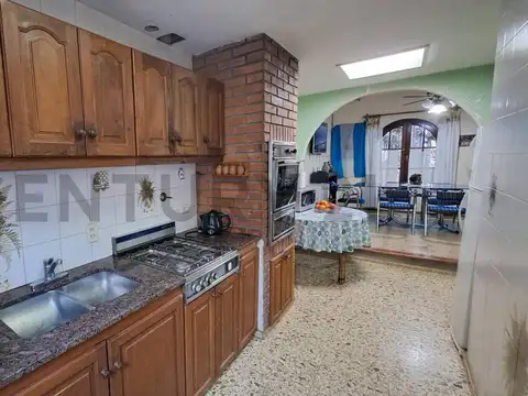 Casa 8 ambientes con 4 baños