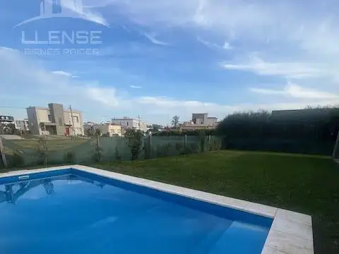 Casa 4 ambientes con 2 baños