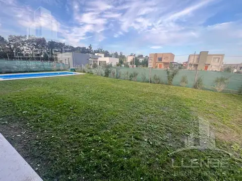 Casa en Alquiler con 1 cochera