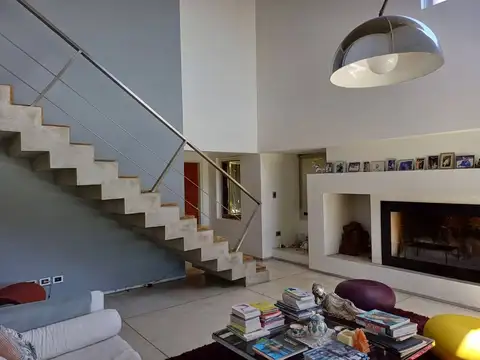 Casa 6 ambientes con 3 baños