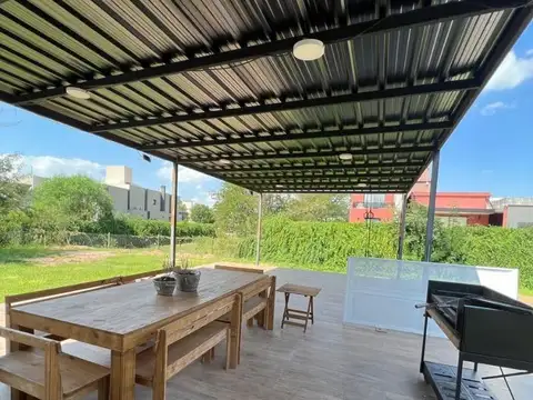 Casa en Alquiler con 2 cocheras