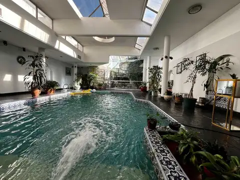 VENTA CASA CON PILETA CLIMATIZADA Y PARQUE