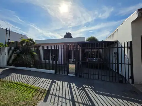 Hermosa casa de 4 ambientes con garage a dos cuadras de Acceso Oeste