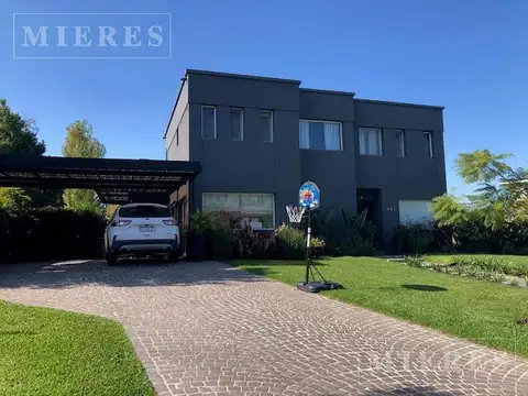Casa en venta sobre lote Interno en Santa Catalina, Villa Nueva.