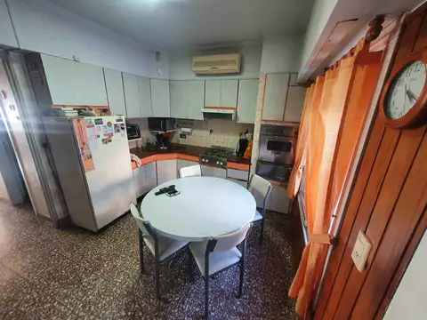 Casa 6 ambientes con 2 baños