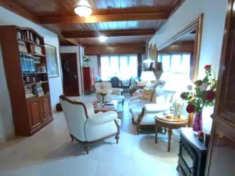 CASA DE  6 AMBIENTES CON PILETA. BARRIO CONSTITUCION