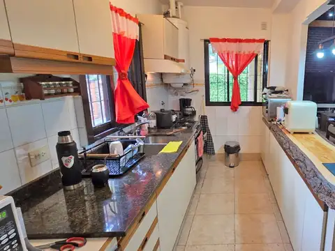 Casa 4 ambientes con 2 baños