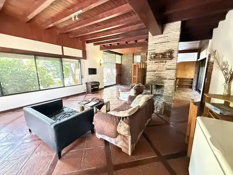 Casa 5 ambientes con 2 baños