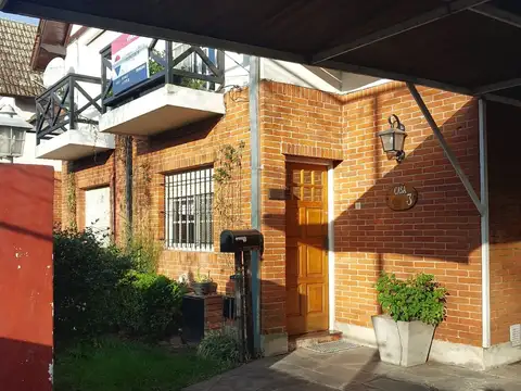 CASA 4 AMBIENTES EN VENTA BURZACO CON JARDIN