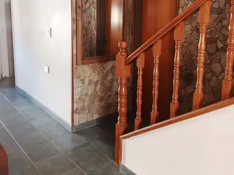 CASA 4 AMBIENTES EN VENTA BURZACO CON JARDIN