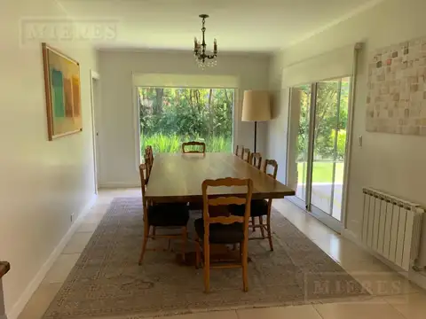 Casa 5 ambientes con 3 baños