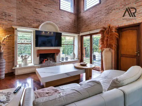 Casa 8 ambientes con 4 baños