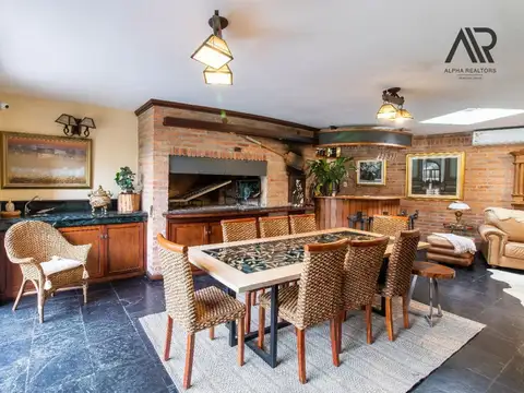 Casa en Venta con 3 cocheras
