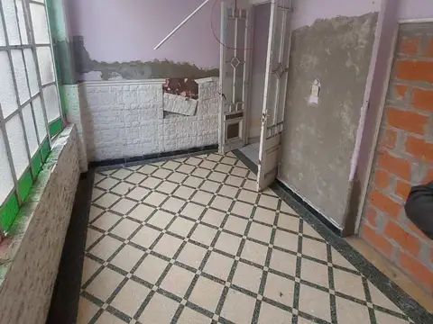 Casa 8 ambientes con 2 baños